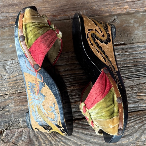 Vintage 1942 handmade & signed hand carved dragon wood wedges with velvet upper - Picture 6 of 10